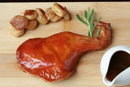 传统脆皮烤乳猪