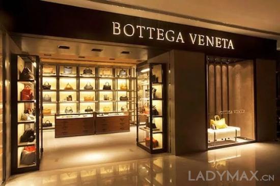 在寡头对抗的市场情形下，Bottega Veneta作为开云集团旗下唯一失势的奢侈品牌必须快速扭转形势