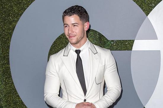 nickjonas迎娶新娘摘得2018年时尚男士称号