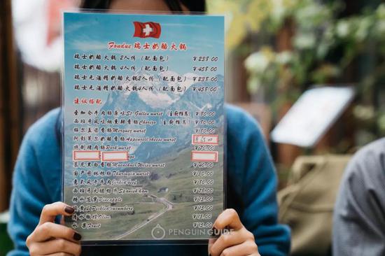你们感受一下这个蜜汁审美…… 同行感慨:这可能是全上海为数不多,不受消费升级影响的西餐厅了