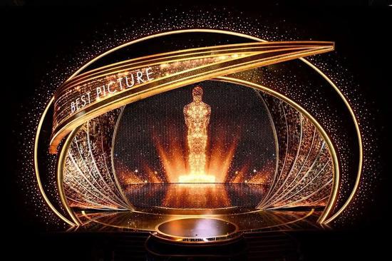 这一切让舞台看起来魔幻十足,让奥斯卡的颁奖典礼成为最耀眼无穷的