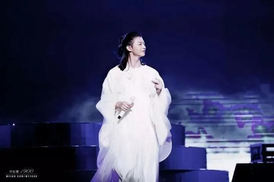 霍尊｜长发束髻眉目如画的如玉少年 脱掉长袍竟是个肌肉男|霍尊_新浪时尚_新浪网