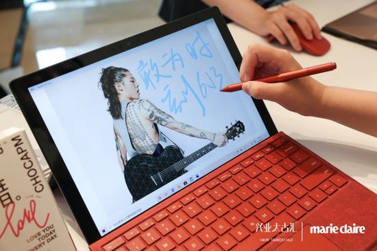 观众在拍照打卡区使用微软Surface Pro 7和SurfaceLaptop 3 DIY创意照片