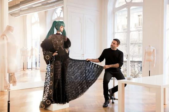 Riccardo Tisci 时期的 Givenchy 设计 　　图片来源：网络