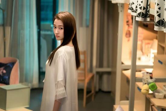 《二十不惑》的关晓彤 又穿回了“闺女风”