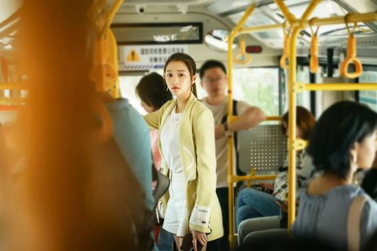 《二十不惑》的关晓彤 又穿回了“闺女风”