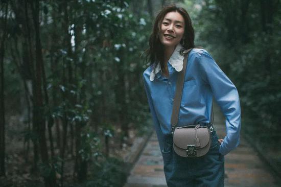 脱掉白衬衫吧 赵薇穿过的这件时髦又显高级 衬衫 穿搭 时尚 新浪时尚 新浪网