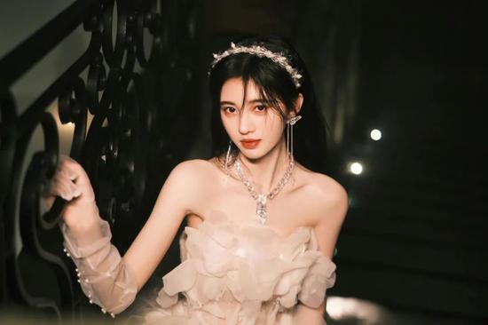 鞠婧祎 赵露思直角肩的秘密被发现了 直角肩 鞠婧祎 赵露思 新浪时尚 新浪网