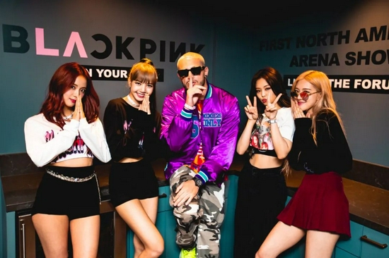 （由左至右）Jisoo、Lisa、DJ Snake、Jennie、Rosé