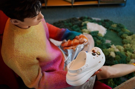 crocs携手全球时尚代言人白敬亭共同演绎脱不掉的洞洞鞋