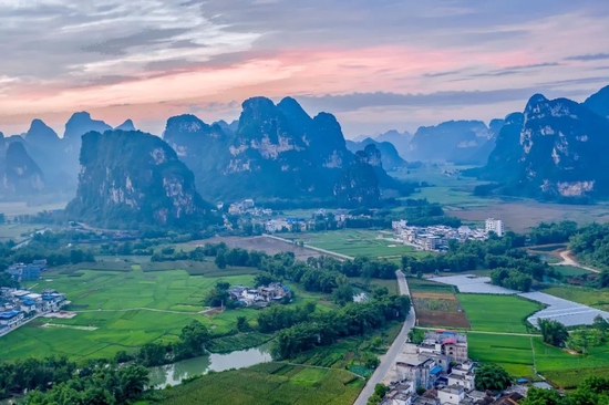 明仕田园风光秀丽,曾入选国家邮票,素有"小桂林"之称