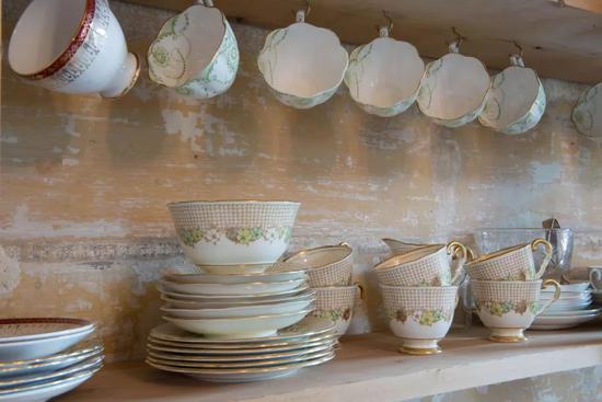有特色的是，许多印花碗碟作为装饰被挂在墙上。