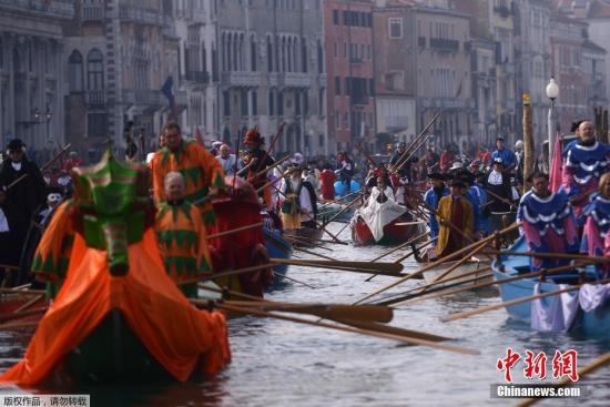 资料图：威尼斯水上狂欢节，戴着华丽面具游客们尽享其中。