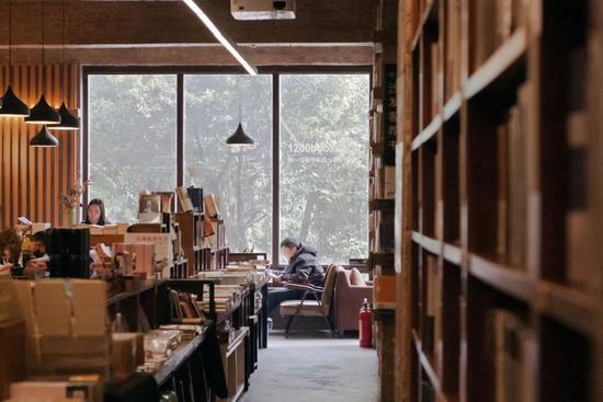 Photo by1200bookshop