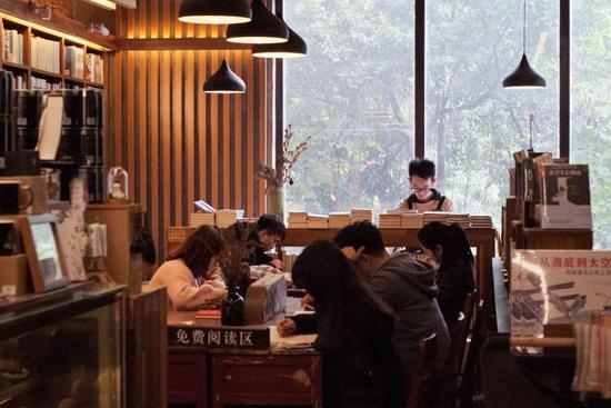 Photo by1200bookshop