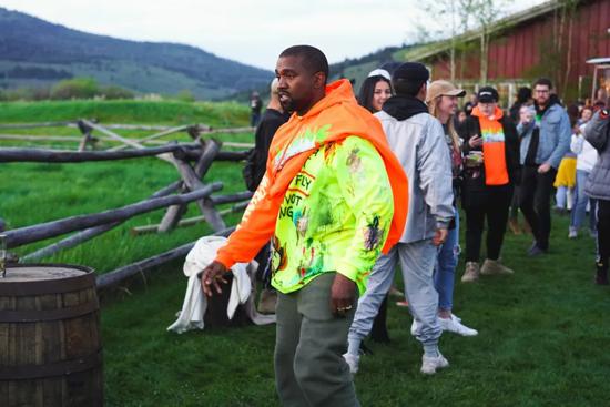 Kanye West 凭借自己的影响力，让 Merch 文化辐射到更多消费群体之上。