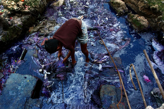 孟买一条被染料废水污染过的河流   图片来源:textil in