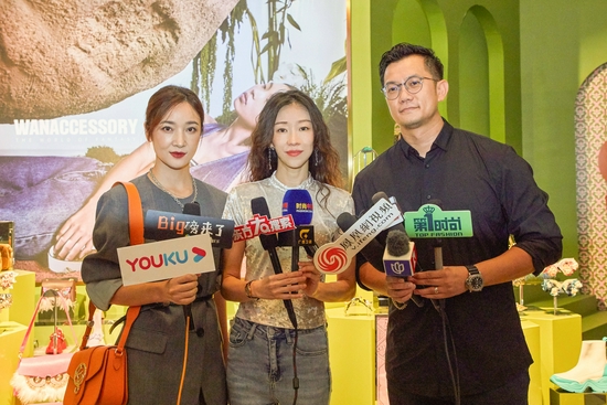 从左至右：演员王妍苏女士、品牌创始人设计师万梦易Coko女士、品牌CEO王白石先生接受采访