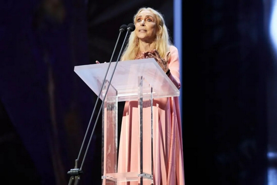 发表获奖感言的 Franca Sozzani