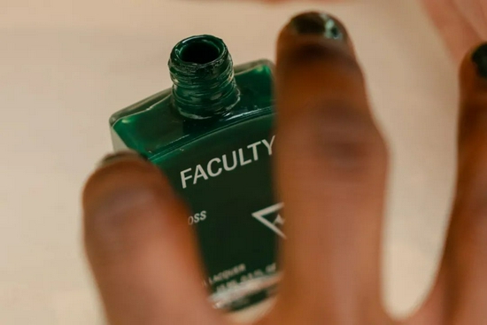 Faculty 发布首款产品“Moss”深绿色指甲油