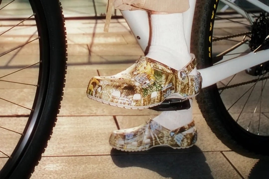  thisisneverthat x Crocs（2021）