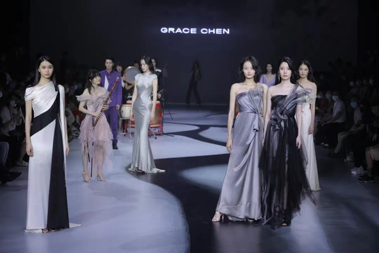 Grace Chen 在本届消博会时装周带来《琴棋书画•中国风雅》系列