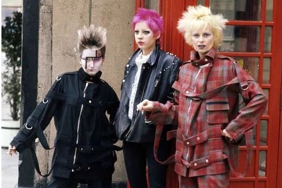 Vivienne Westwood 1977 年在伦敦(右一)
