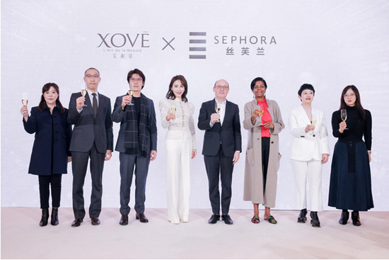 从左至右：XOVĒ艾素菲全球品牌总监KarenLEE、XOVĒ艾素菲首席财务官VincentTANG、XOVĒ艾素菲首席运营官Lincoln HO、创始人马黎珈而（黎姿）女士、丝芙兰总裁兼首席执行官Guillaume Motte、丝芙兰亚洲总裁Alia Gogi、丝芙兰大中华区总经理Maggie Chan以及丝芙兰中国商品副总裁Ling Meng