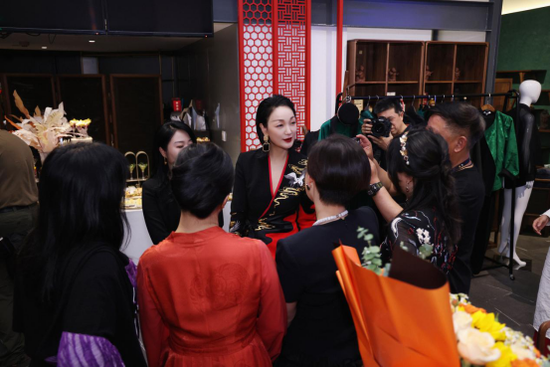 熊英盖娅传说扶光2023武汉时装周开幕大秀圆满举行