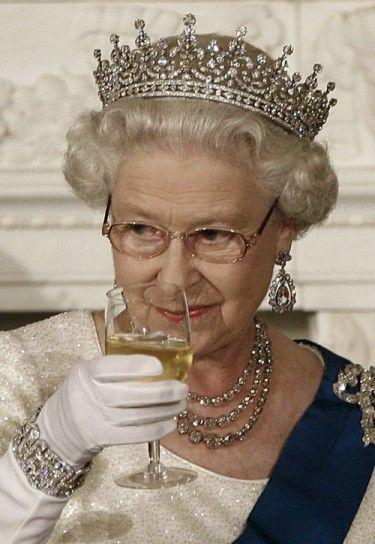 英女王伊丽莎白二世 图片来源自Pinterest@ Sue Bowles