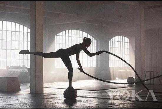 Karlie Kloss高难度健身动作 图片来自ins