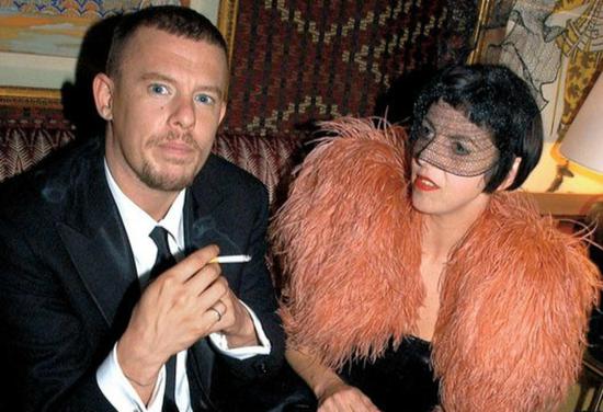 Alexander McQueen 和 Isabella Blow Photo： vanityfair
