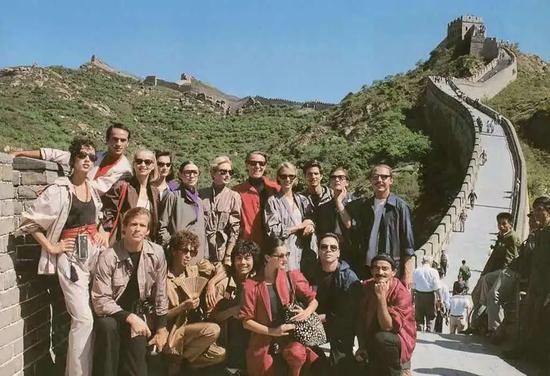 1983年，侯斯顿和模特在中国长城