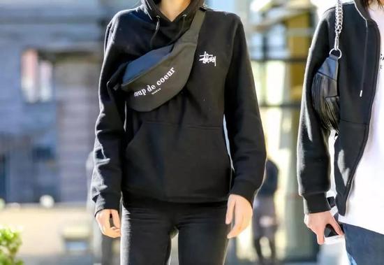 腰包是我们熟悉的老朋友了,散发着令人安心的土酷气息,躺在我们的记忆