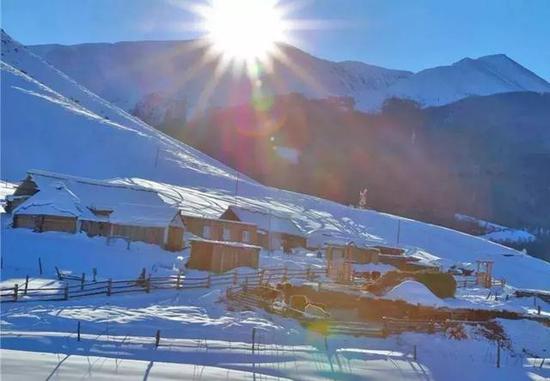 去看山居雪韵、相映成趣的篁岭。