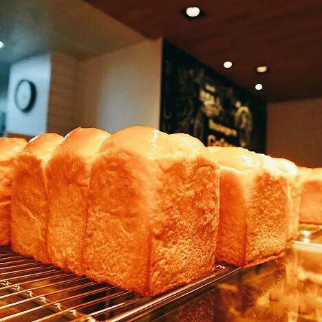 为了开这家店，七哥特地请来有着十几年面店经验的日本面包师傅。