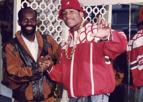  Dapper Dan 与穿着山寨 Gucci 的 LL Cool J 合影