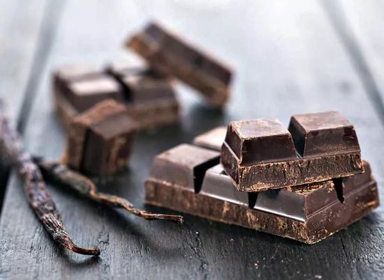 黑巧克力是 XO 干邑的最佳搭档，而且干邑的年龄越老，酒体越重，就越相配。