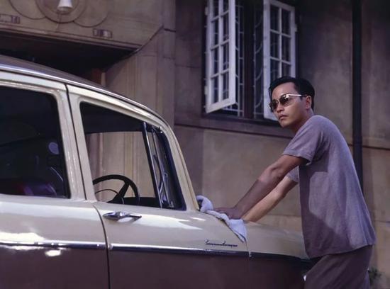 衫   牛仔裤被贴上老气标签的 polo 衫让男生望而却步,或许张国荣在