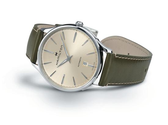 全新爵士系列纤薄自动腕表，配备可替换皮革表带，图片来源于汉米尔顿。