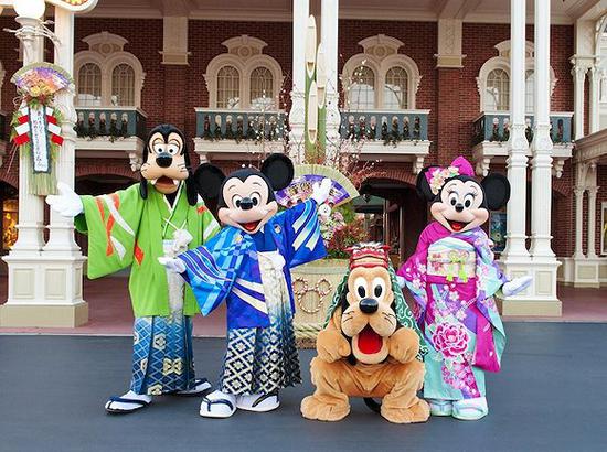 东京迪士尼乐园内穿着日本和服的米奇及他的伙伴。