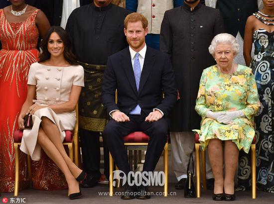 在公众场合、女王面前跷二郎腿也是被王室禁止的