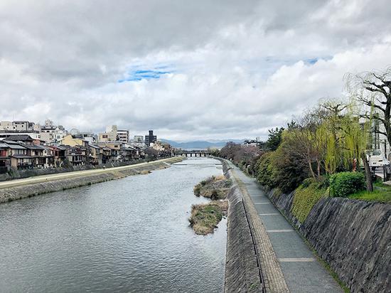 鸭川是京都观景与商业的核心区域，这里沿岸有不少颇具特色的町屋
