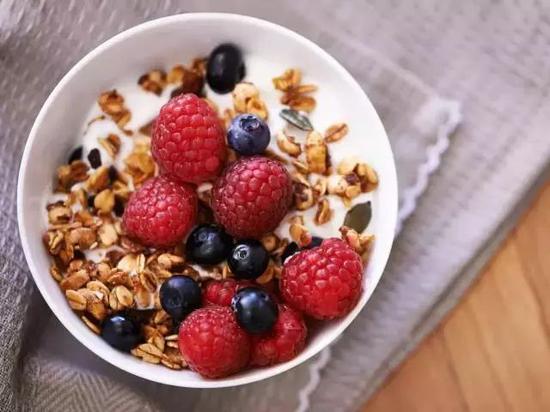 酸奶、谷物、水果组成的酸奶碗是Brunch里元气和健康满满的食物。