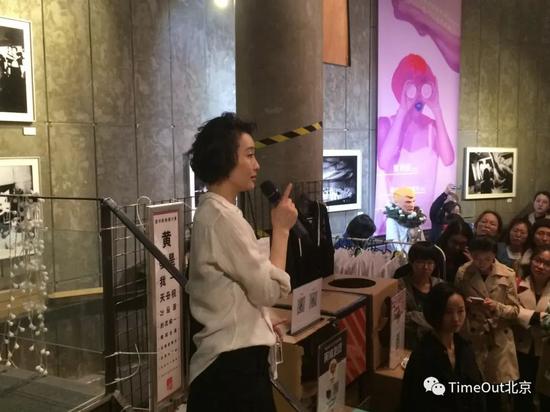 演出结束之后，演员黄湘丽与观众交流