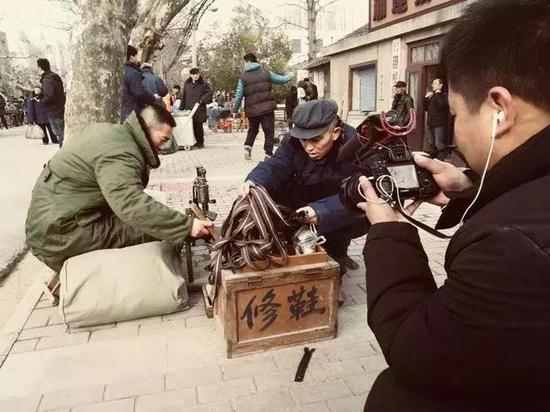 为了道具剧组跑遍了旧货市场,将合适的老物件一件件的挑出来使用。