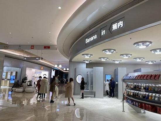 蕉内线下首店开在了小米、大疆门店旁。图片摄影：卢奕贝