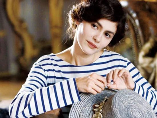 audreytautou在电影《时尚先锋香奈儿》里扮演香奈儿女士,穿着海魂衫