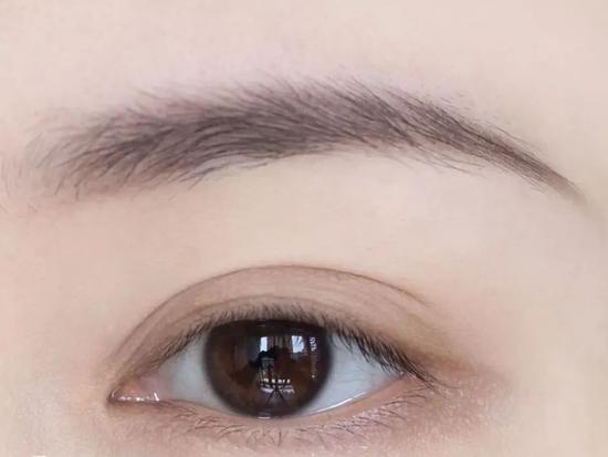 这款眉形比较适合方脸,弯弯的眉毛可以减弱脸部的线条感,让脸看起来没