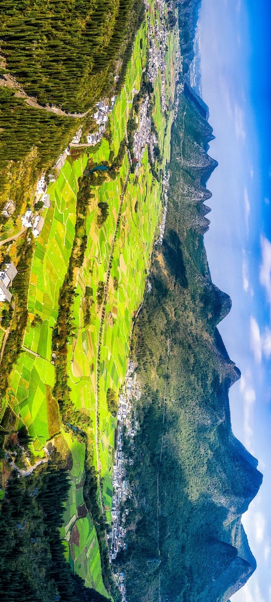 山间的坝子，是贵州重要的稻米产区，图为万峰林山间的稻田。 摄影/李文博